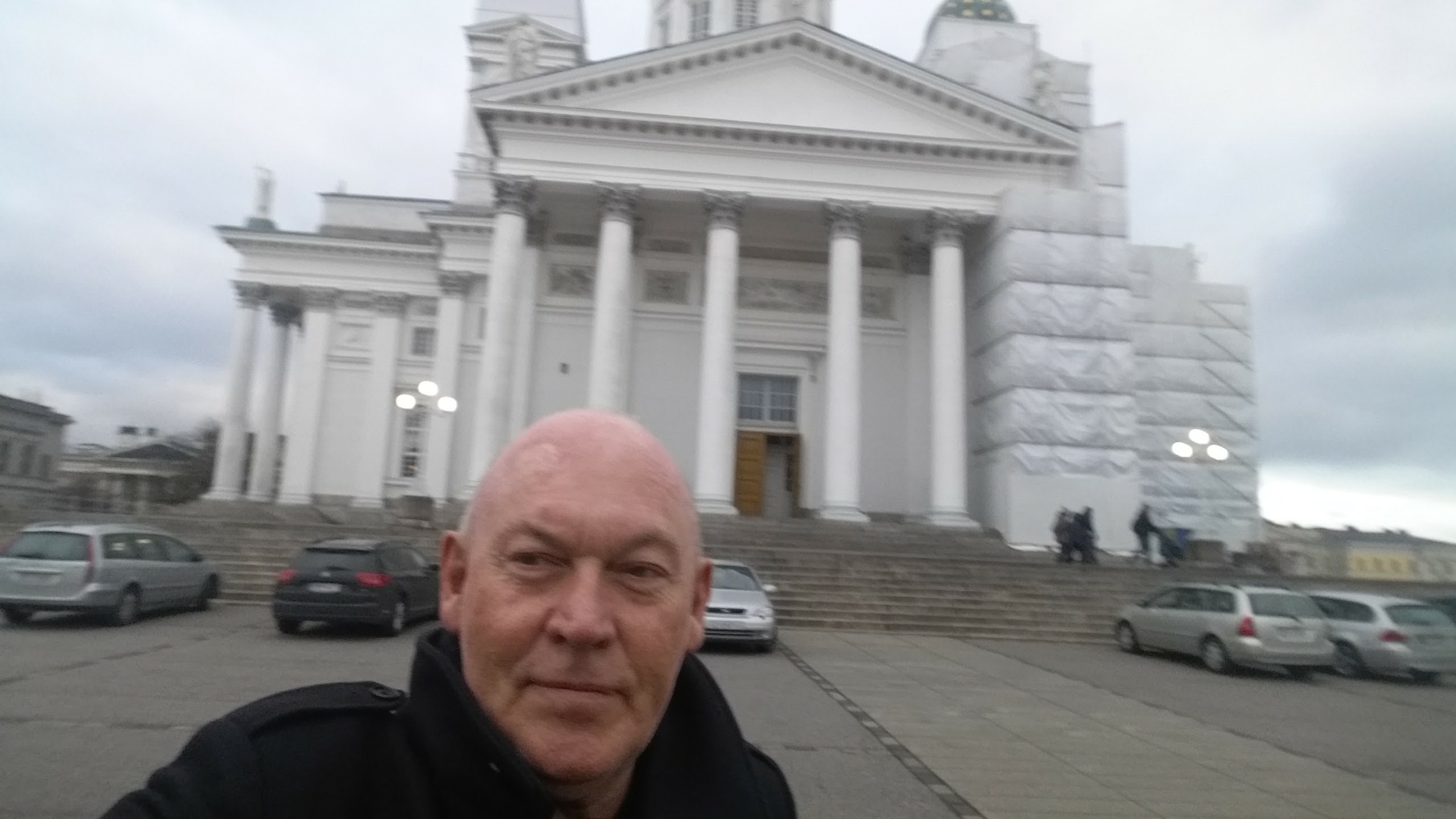 Jonathan devant la cathédrale évangélique luthérienne d’Helsinki, Helsinki, Finlande (UE) en 2016