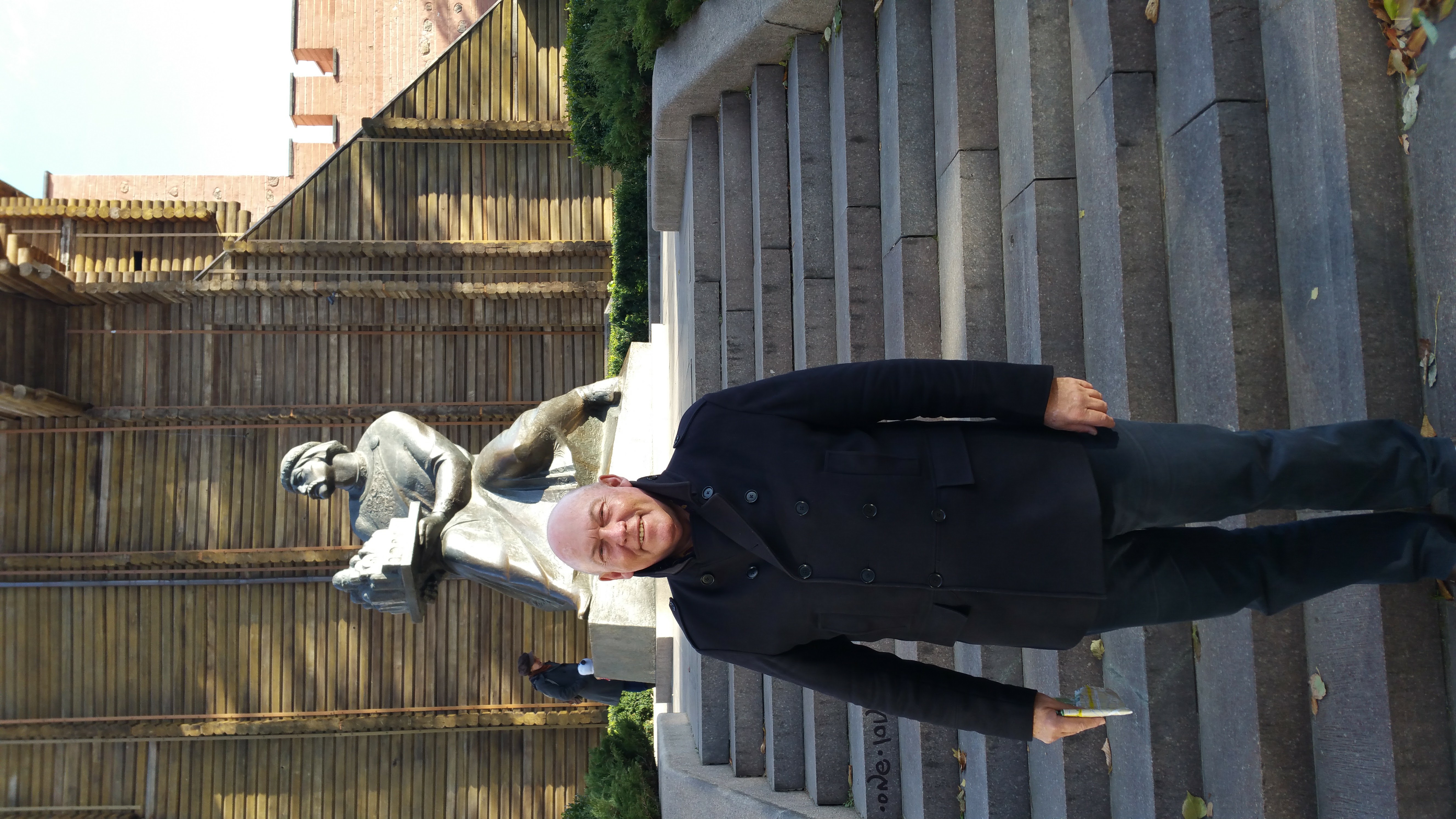 Jonathan à Kyiv devant un monument dédié à Iaroslav le Sage en 2016